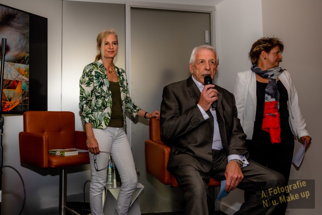 Bert Schmitz mit Dr. Ina Knobloch und Julia Schmitz im Hintergrund